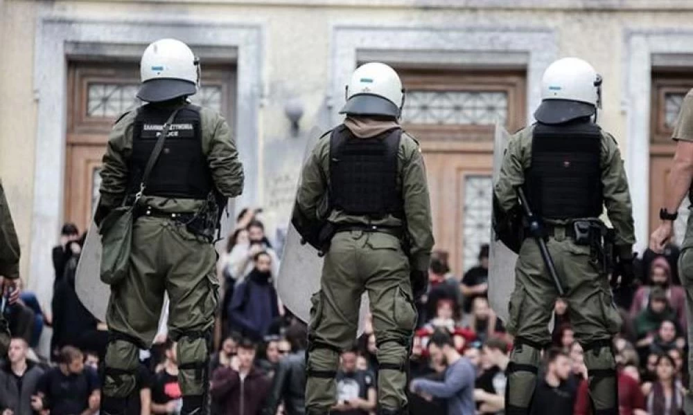 Έρευνα για τον αστυνομικό που έβγαλε όπλο μέσα στην ΑΣΟΕΕ